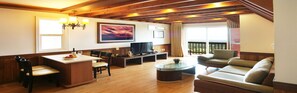 Villa – deluxe | Oppholdsområde | Flatskjerm-TV