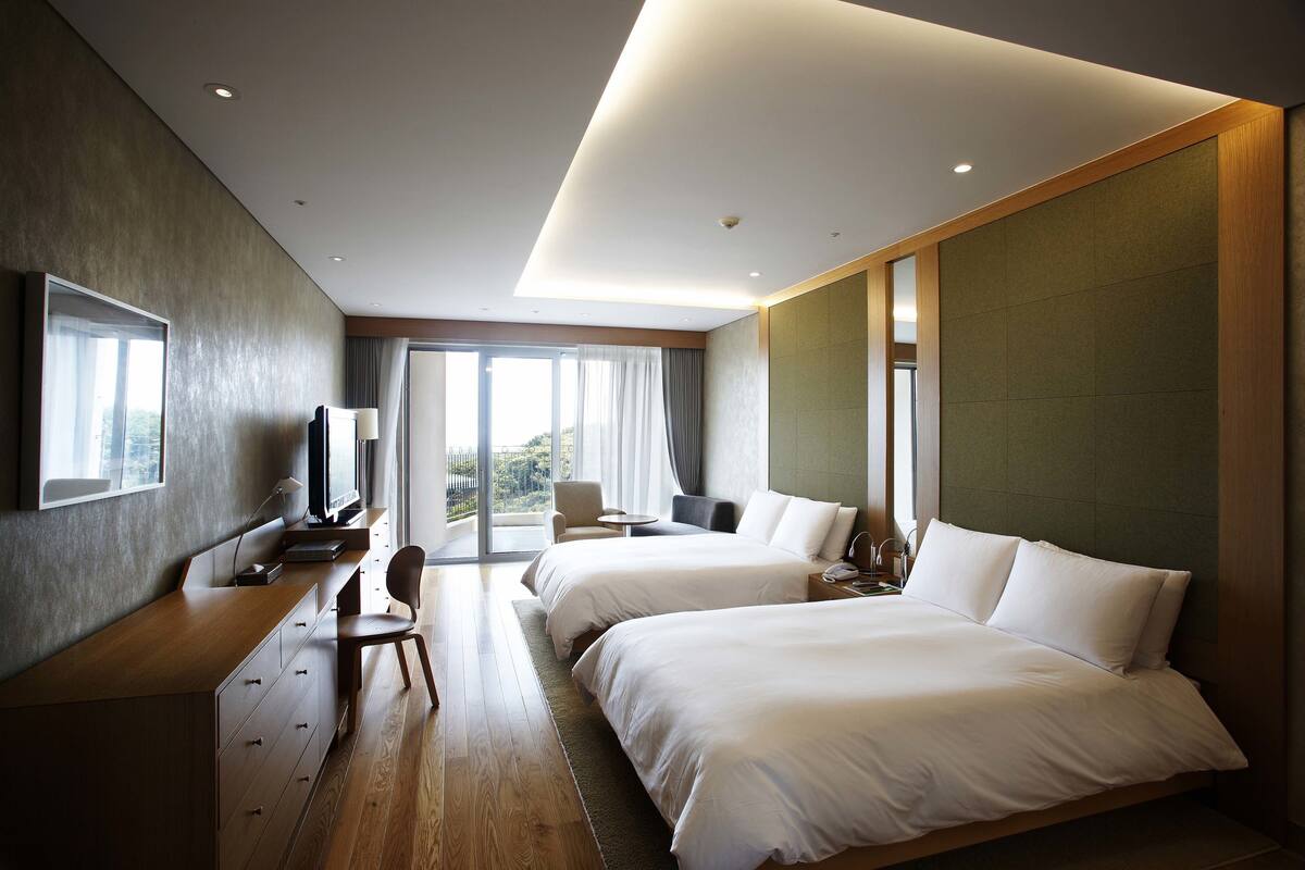 Premium bedding, in-room safe, desk, blackout drapes