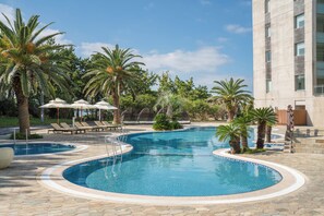 Indoor pool, outdoor pool, pool cabanas (surcharge), pool umbrellas - Phoenix Island (Seogwipo)