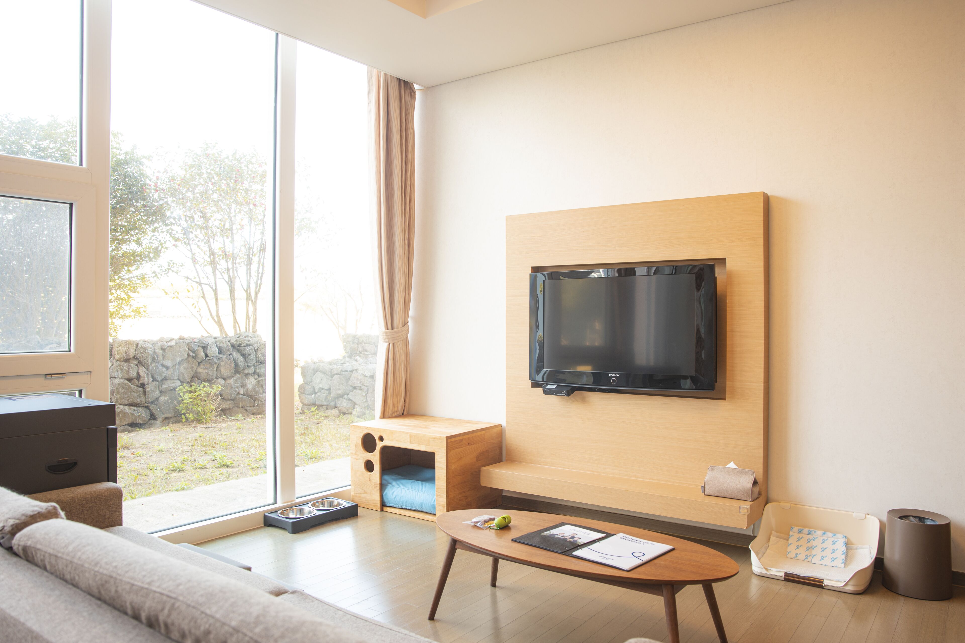 1 soverom, dundyner, skrivebord for bærbar PC og blendingsgardiner