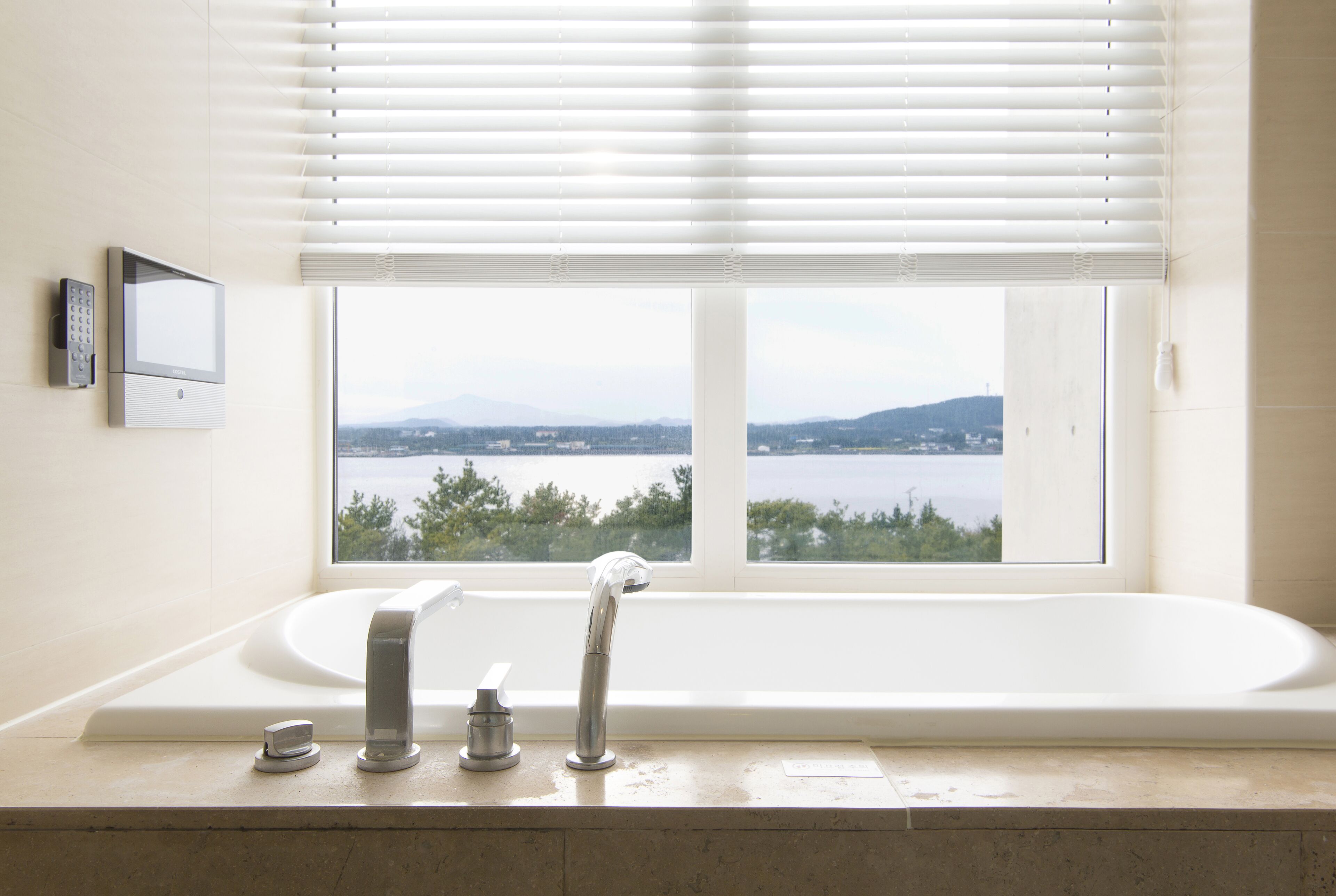 deep-soaking bathtub, hair dryer, bidet, towels