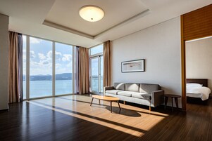 1 habitación, cubrecamas y espacio para trabajar con laptop 