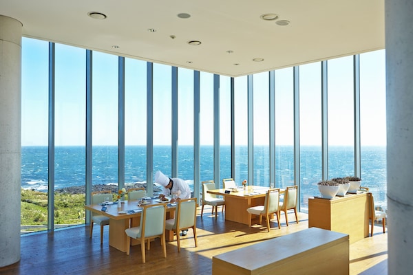 3 restaurants, breakfast, lunch, dinner served; Korean cuisine