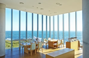 3 restaurantes, se sirven desayunos, comidas, cenas y cocina coreana