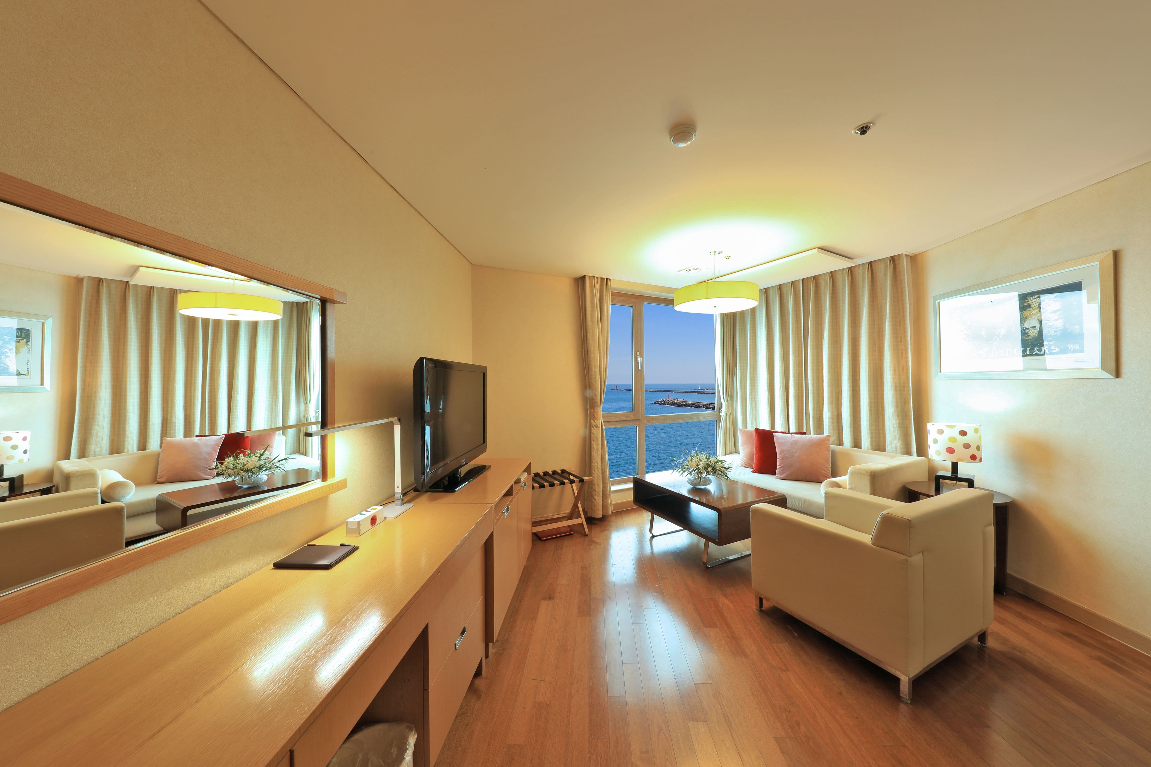 deluxe twin room, partial ocean view | 1 bedroom, premium bedding, down duvets, in-room safe
