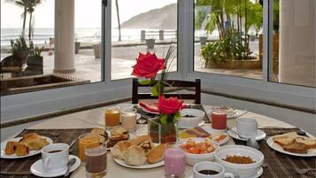 Serviço de café da manhã, almoço, jantar; vistas para a praia
