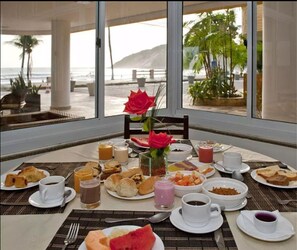 Se sirven desayunos, comidas y cenas con vista a la playa 
