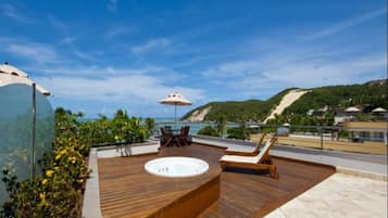 Suíte grand, banheira de hidromassagem, vista para o mar | Terraço/pátio