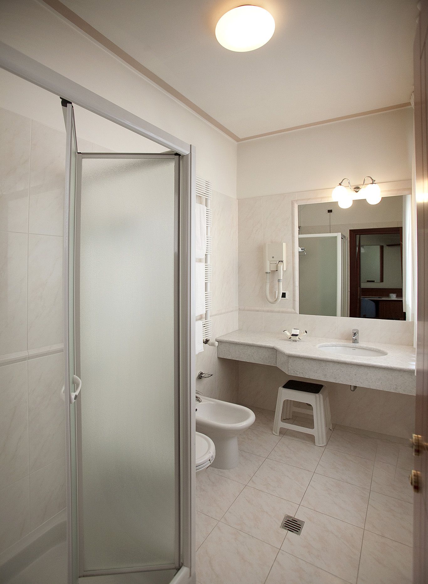 standard double room | bathroom | free toiletries, hair dryer, slippers, bidet