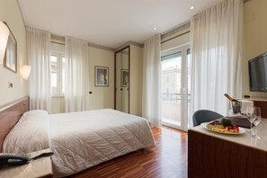 Colchones con pillow-top, minibar y caja de seguridad en la habitación 