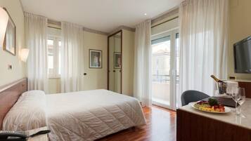 Doppia Standard | Materassi a doppio strato, minibar, una cassaforte in camera