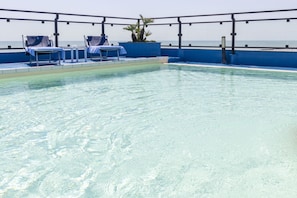 Alberca al aire libre por temporada y camastros 