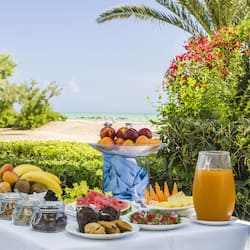 Se sirven desayunos y almuerzos; cocina italiana; con vista al mar