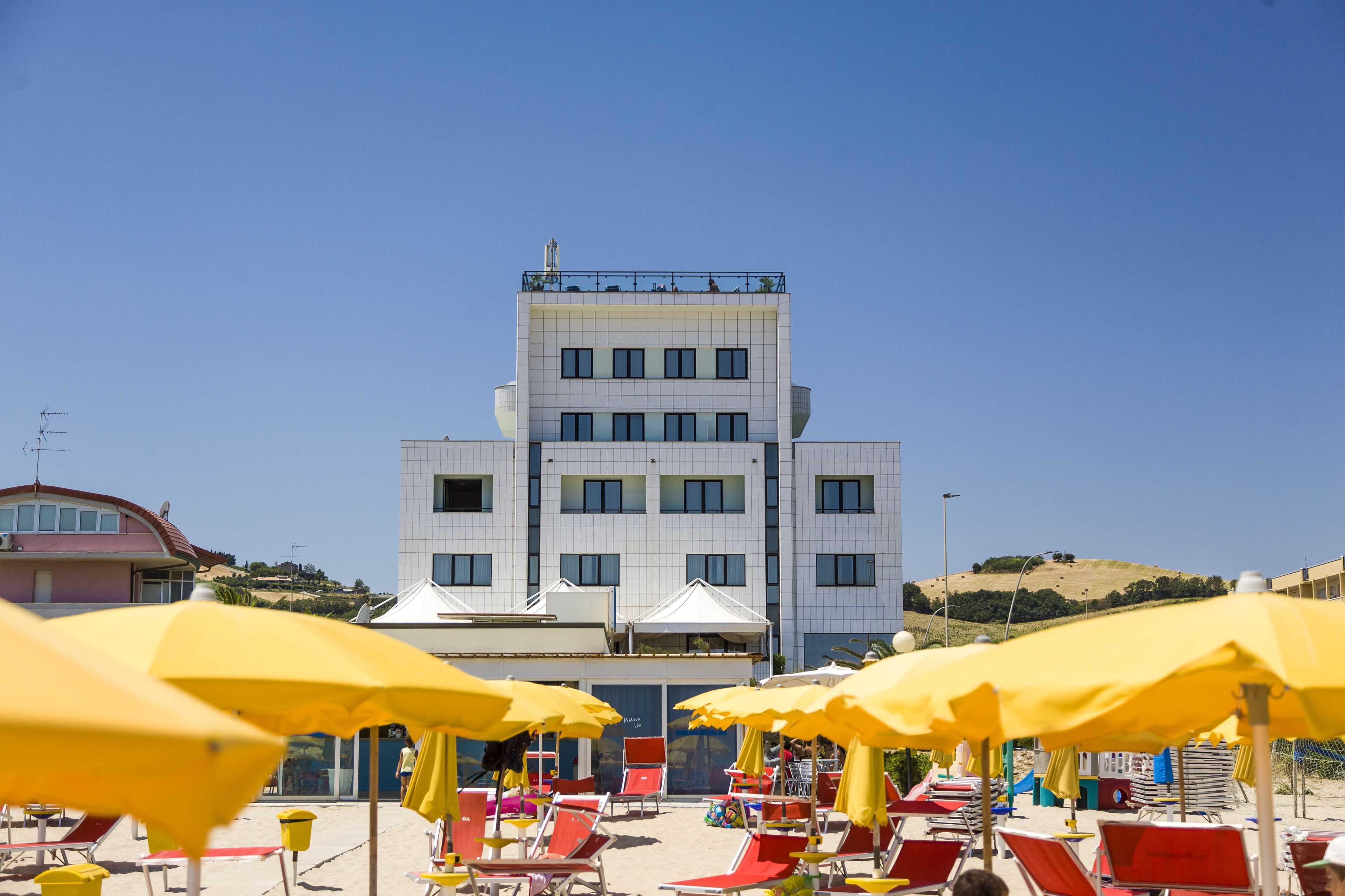 Plage, sable blanc, chaises longues, parasols