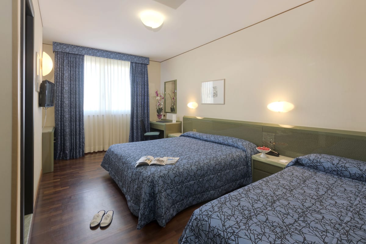 Chambre Triple Standard | Couette en duvet d'oie, surmatelas, minibar