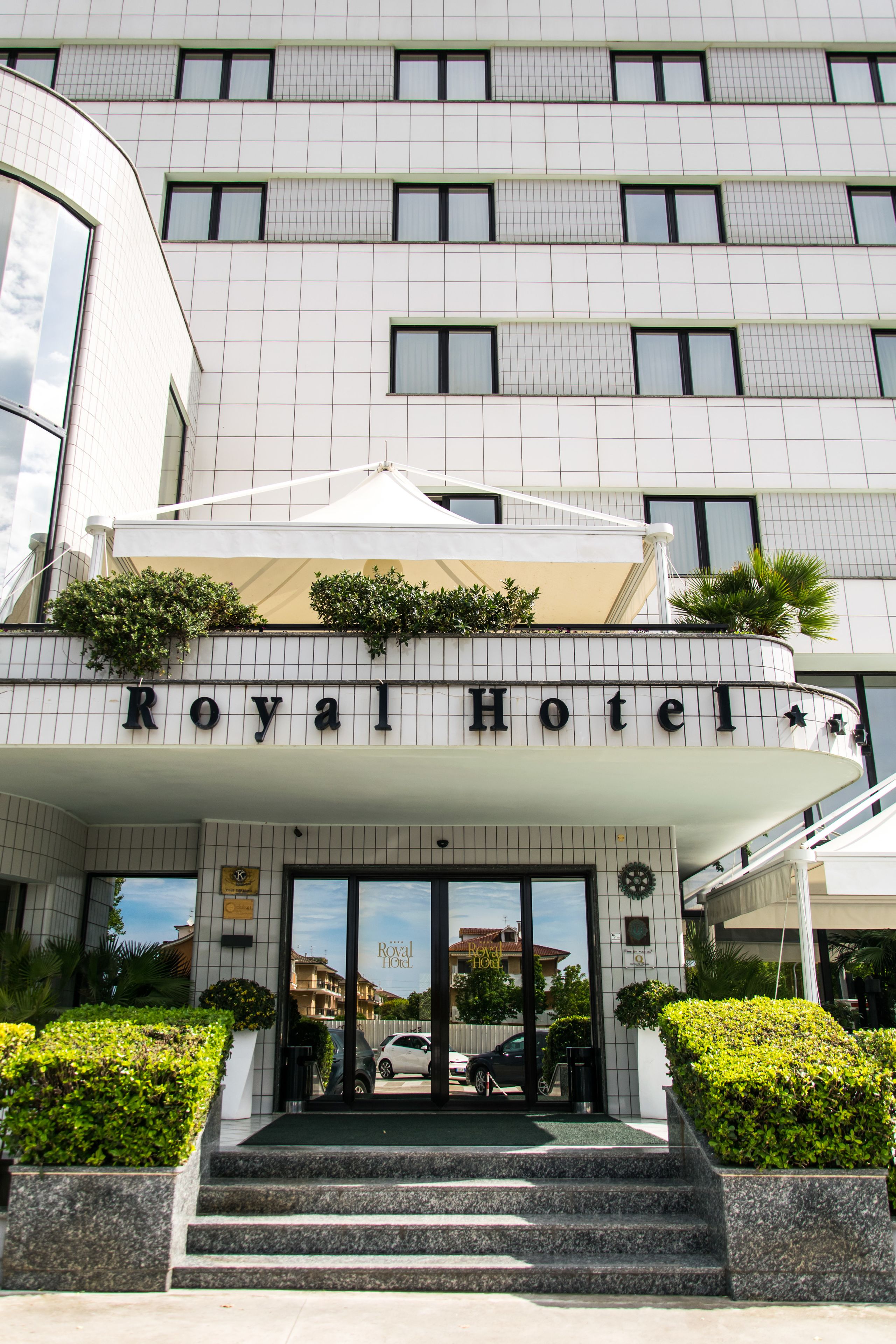 Ein Hotel Eingang mit einem Schild, auf dem 'Royal Hotel' steht.
