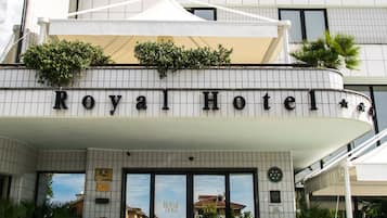 Ein Hotel Eingang mit einem Schild, auf dem 'Royal Hotel' steht.