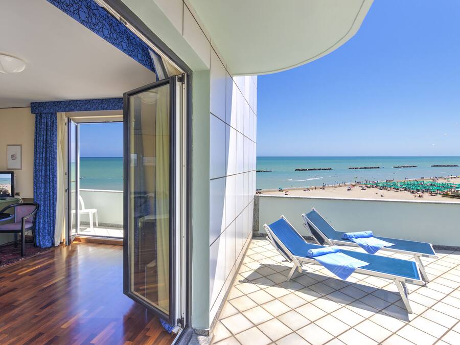 Camera Deluxe con letto matrimoniale o 2 letti singoli, bagno in camera, vista mare | Balcone