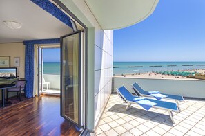 Dobbelt- eller tomannsrom – deluxe, eget bad, sjøutsikt | Balkong