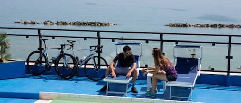 Sesongbasert utendørsbasseng og solsenger