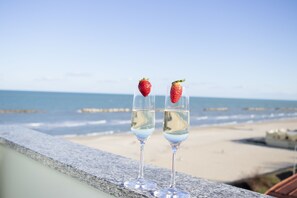 Habitación Deluxe con 1 cama matrimonial o 2 individuales, baño en la habitación, vista al mar | Vista a la playa o el mar