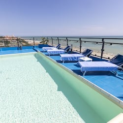 Una piscina al aire libre de temporada, sillones reclinables de piscina