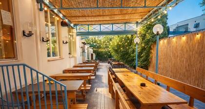 Sunflower Beach Backpacker Hostel