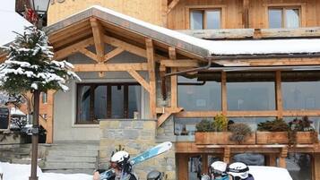 A wooden building with a sign reading "HOTEL Le Mozillon."