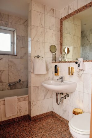 Free toiletries, hair dryer, bathrobes, slippers - Hotel Residenz Babenhausen (Babenhausen)