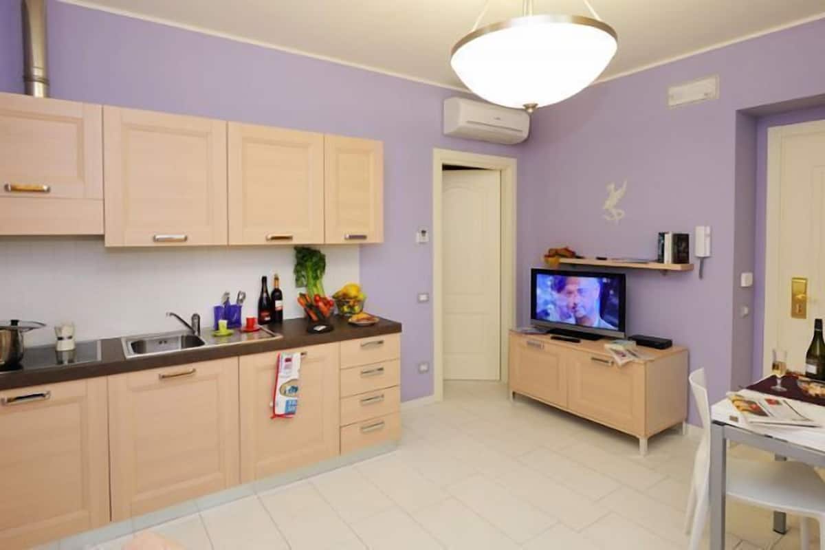 fridge, coffee/tea maker