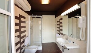 Gratis toiletartikler, hårtørrer, badekåber, hjemmesko