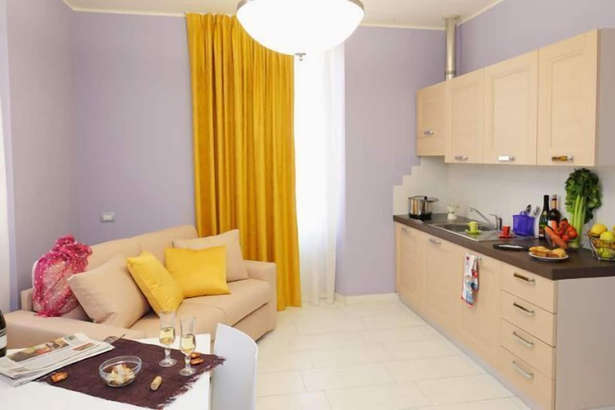 fridge, coffee/tea maker