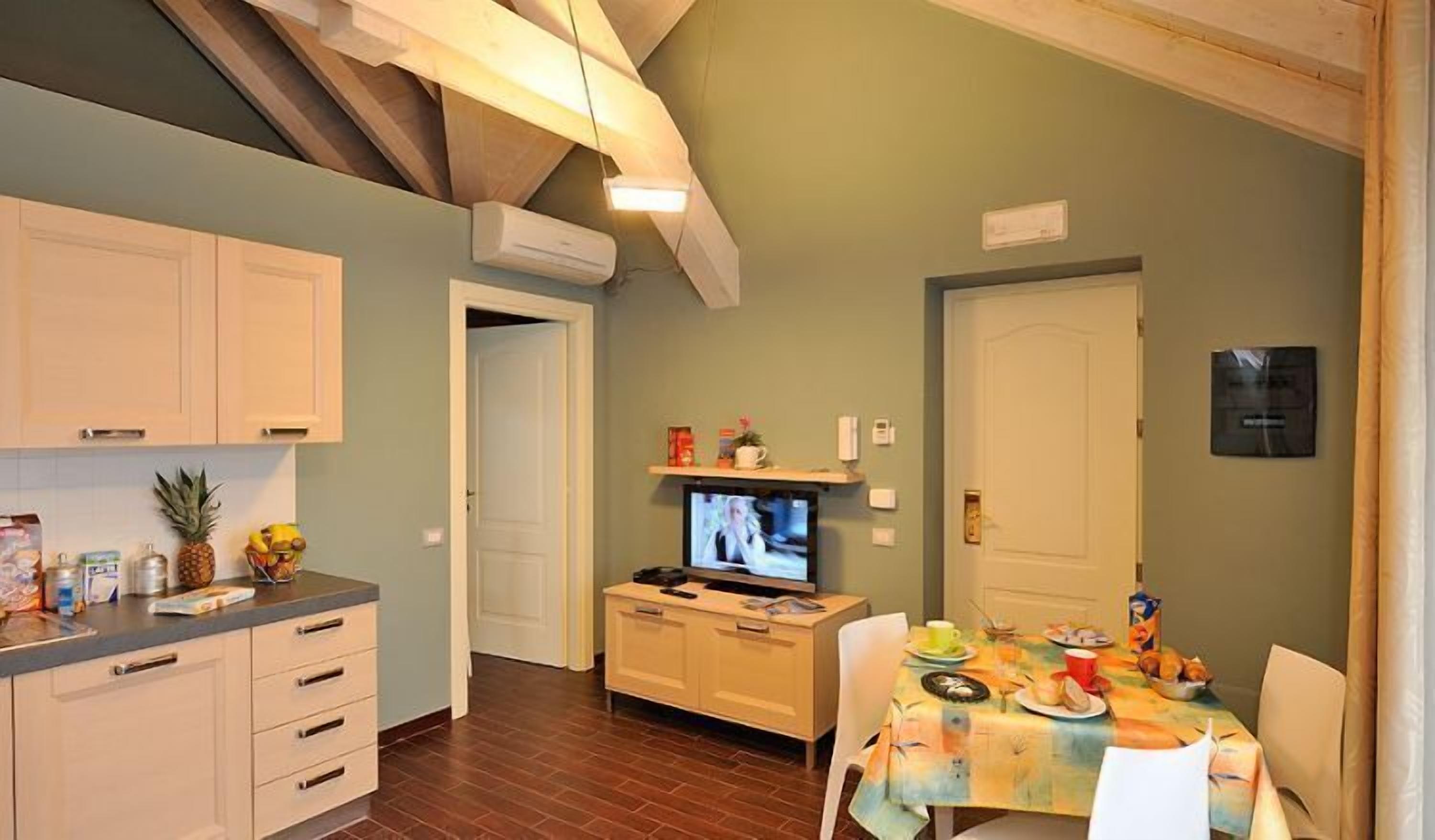 fridge, coffee/tea maker