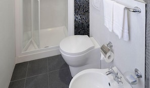 A modern bathroom with a toilet, sink, and shower. - VIlla Maurice (Stresa)