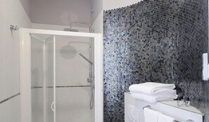 Kostenlose Toilettenartikel, Haartrockner, Bademäntel, Hausschuhe
