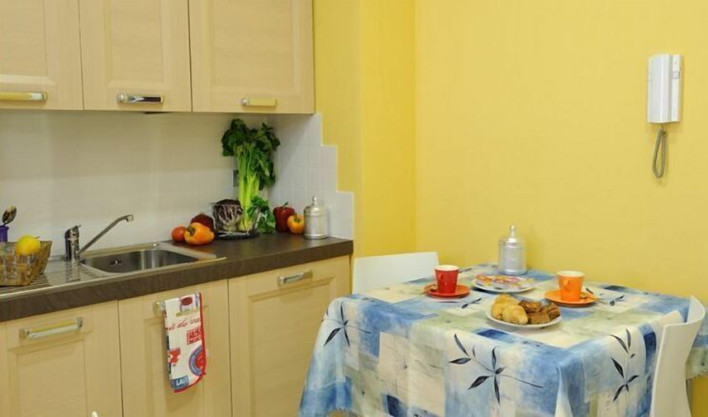 fridge, coffee/tea maker