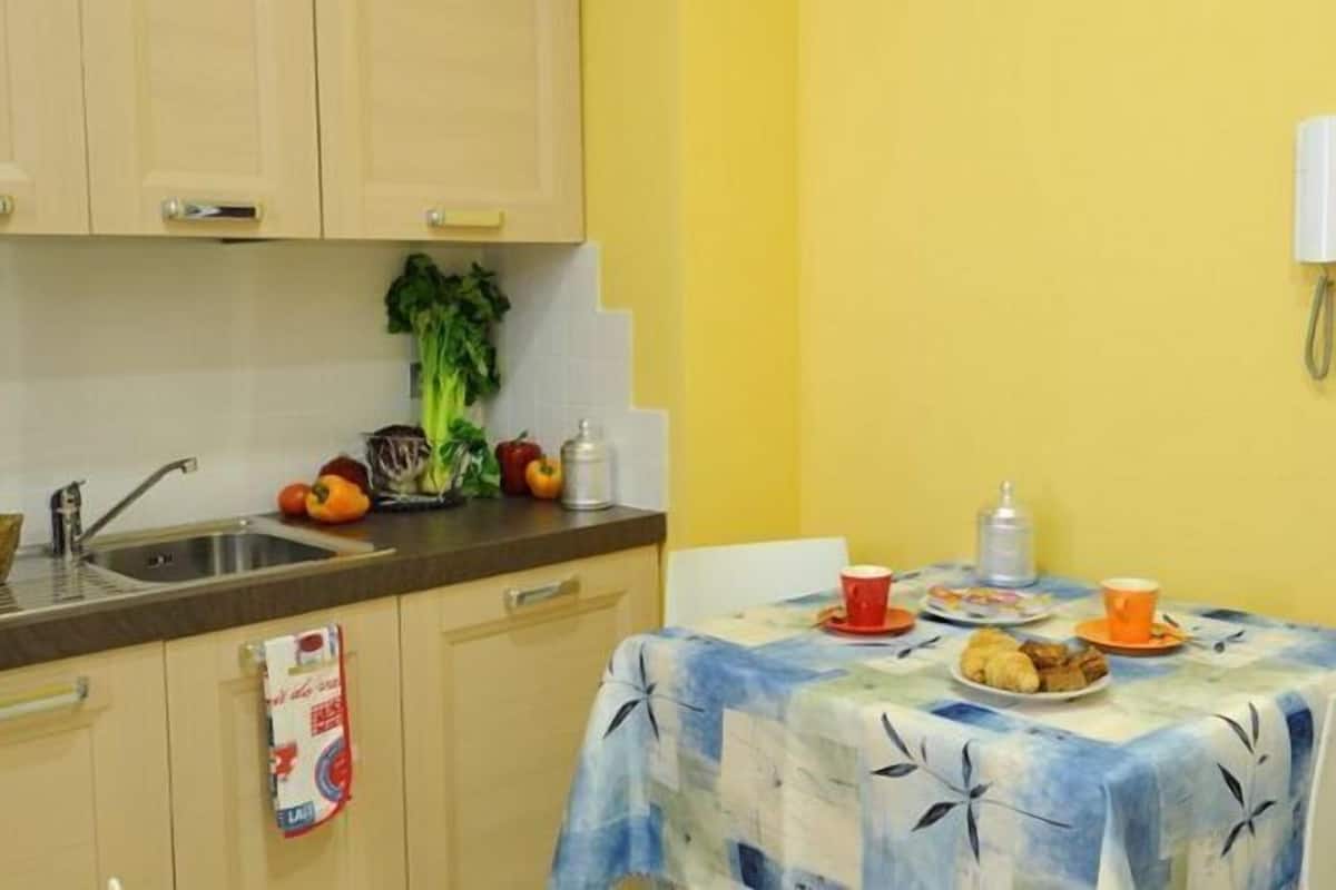 fridge, coffee/tea maker