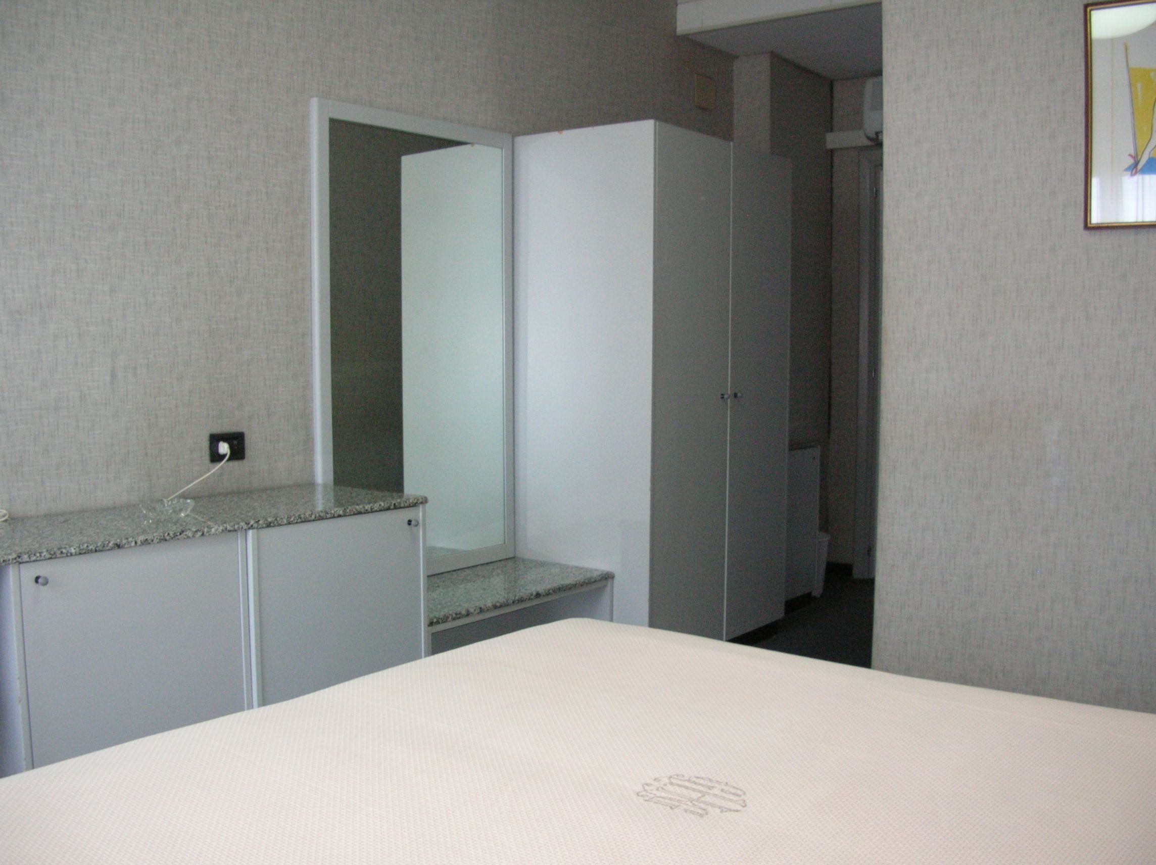 Minibar, in-room safe, desk, WiFi