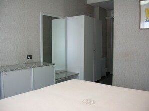 Minibar, coffres-forts dans les chambres, bureau, Wi-Fi