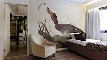 Kolmen hengen standard-huone | Ylelliset vuodevaatteet, työpöytä