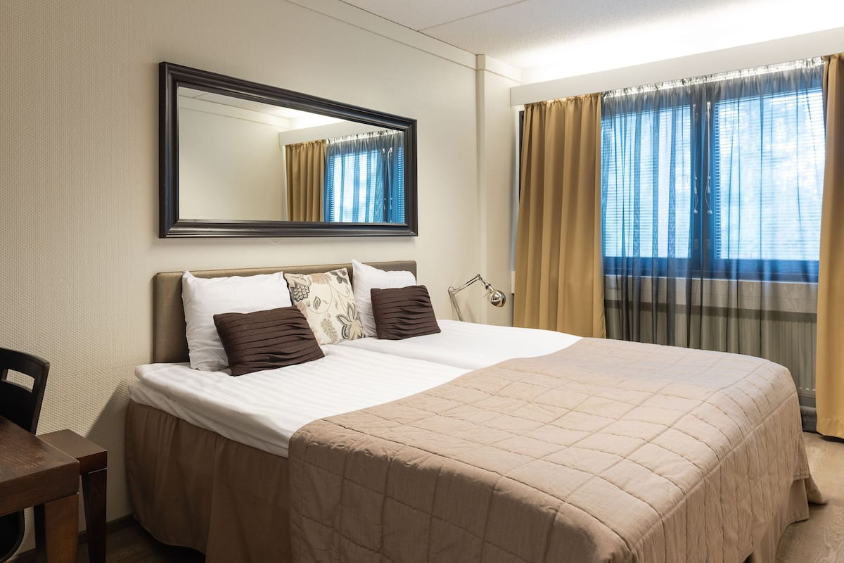 Ropa de cama de alta calidad y escritorio