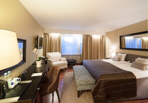 Superior Twin Room | Premium bedding, desk, laptop workspace, blackout drapes