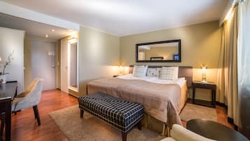 Superior Twin Room | Premium bedding, desk, laptop workspace, blackout drapes