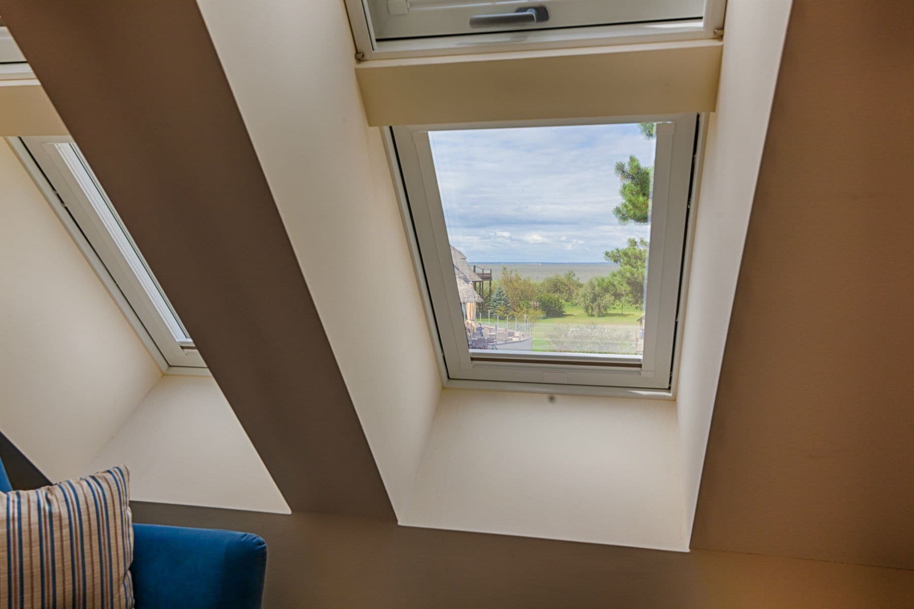 basic double room | living area | tv