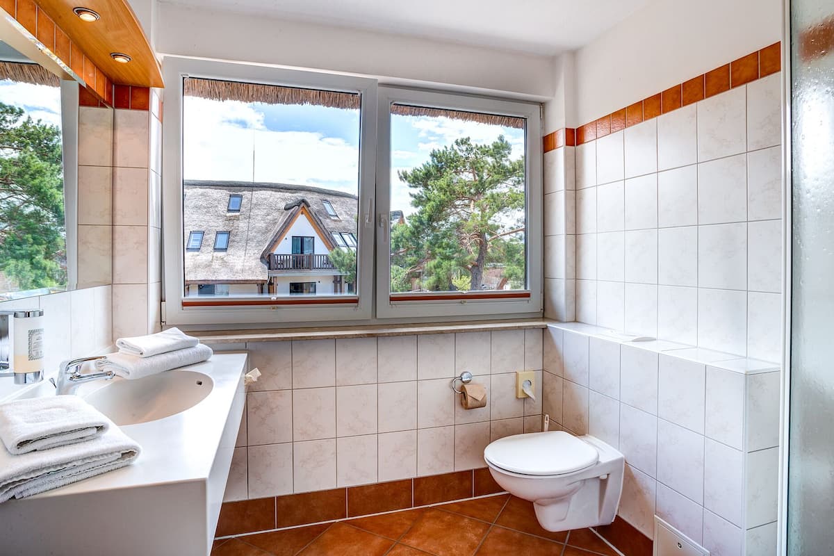 maisonette apartment | bathroom | shower, free toiletries, hair dryer, towels