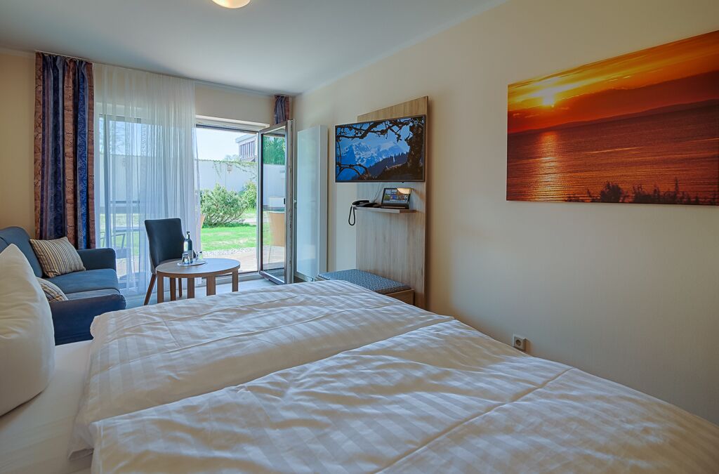 double room, balcony | living area | tv