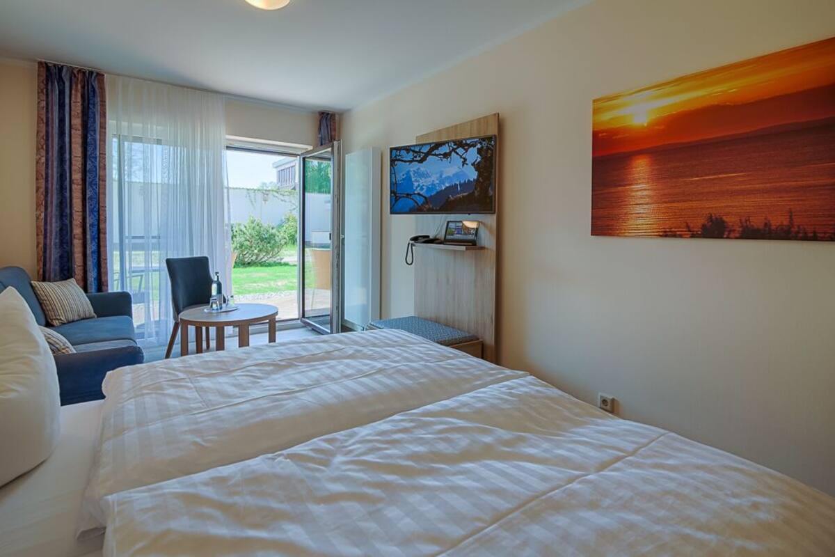 double room, balcony | living area | tv