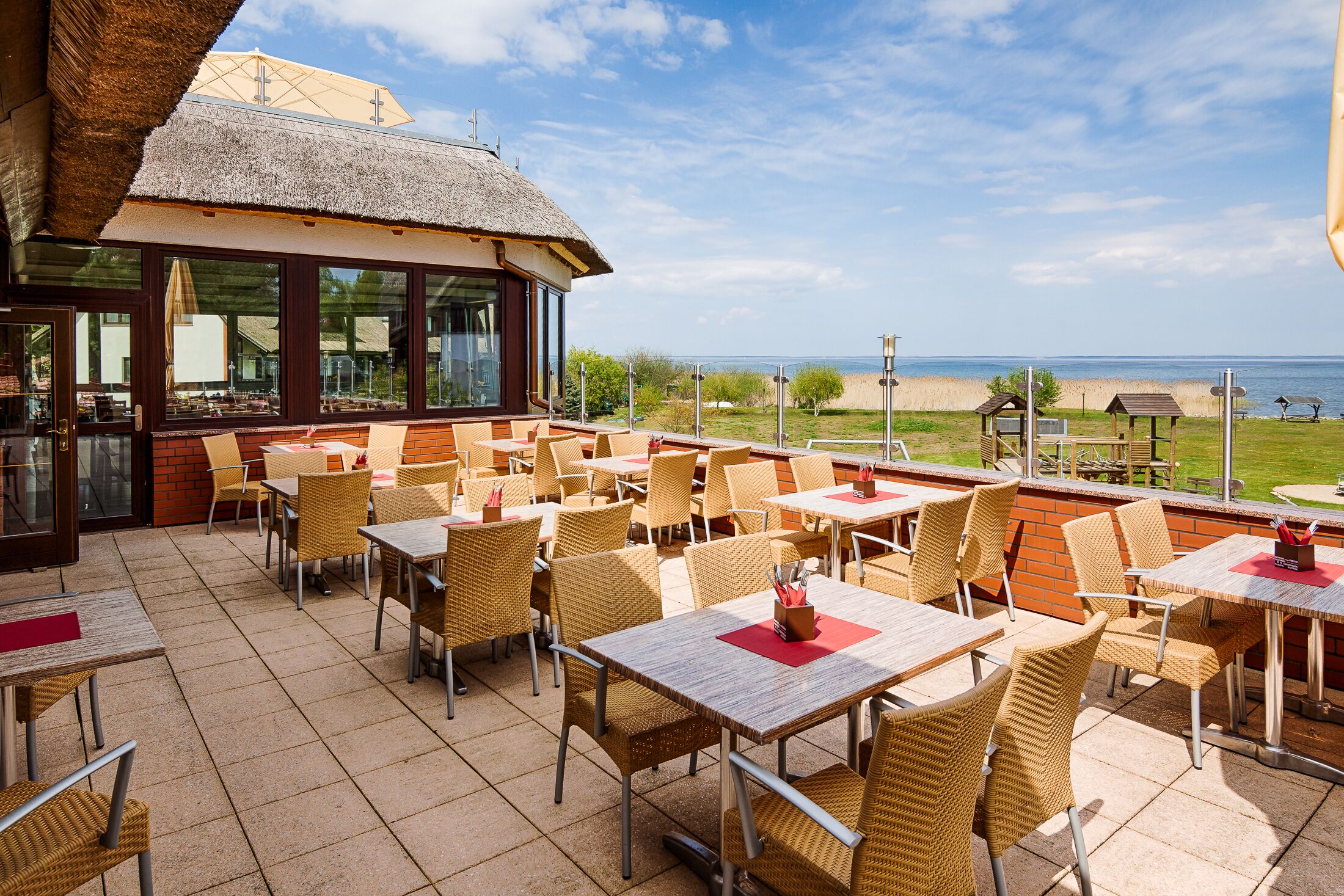 Serveert lunch, diner, regionale gerechten, buitendiner 