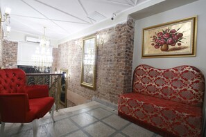 Lobby sitting area - Istanbul Suite Home Galata (Istanbul)