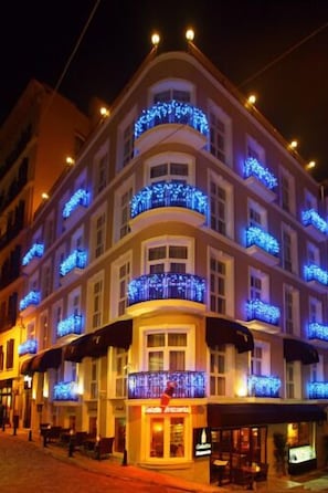 Front of property – evening/night - Istanbul Suite Home Galata (Istanbul)